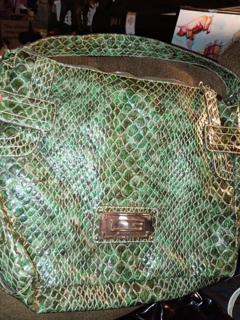 BEAUTIFUL BRAND NEW GUESS PURSE