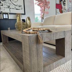 Wooden Coffee T a b l e 