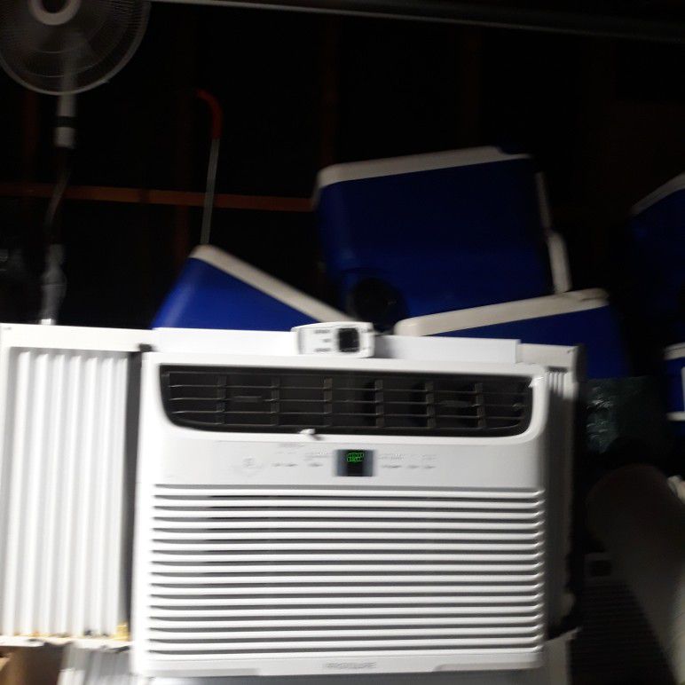 Frigidaire 10k Btu Air Conditioner Like New Condition Remote control, Cold. 