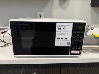New / Unused Mainstays 0.7 cu ft Countertop Microwave - White