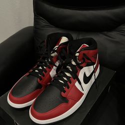 Jordan 1 Mid Chicago Black Toe