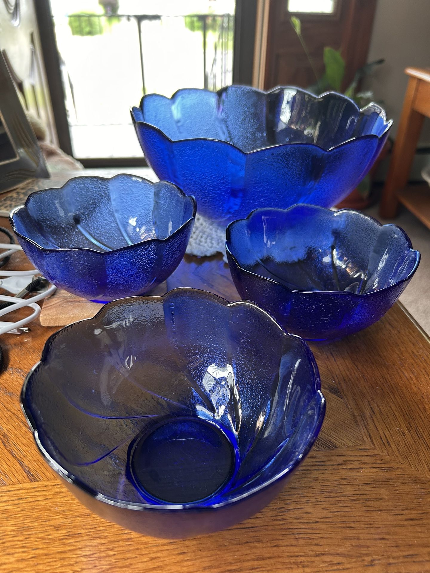 Vintage Arcoroc France Cobalt Blue Swirl 9.5” Scalloped Edge Textured Glass Bowl
