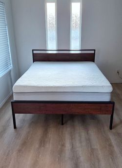 Newer Queen Platform Bed Frame w/ Novaform 14" Mattress