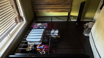 Queen size bedframe