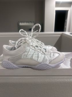 White Infinity Cheer Shoes Low-Top Lace-Up