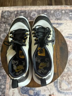 Nike Air Max Axis (Size 9.5) 