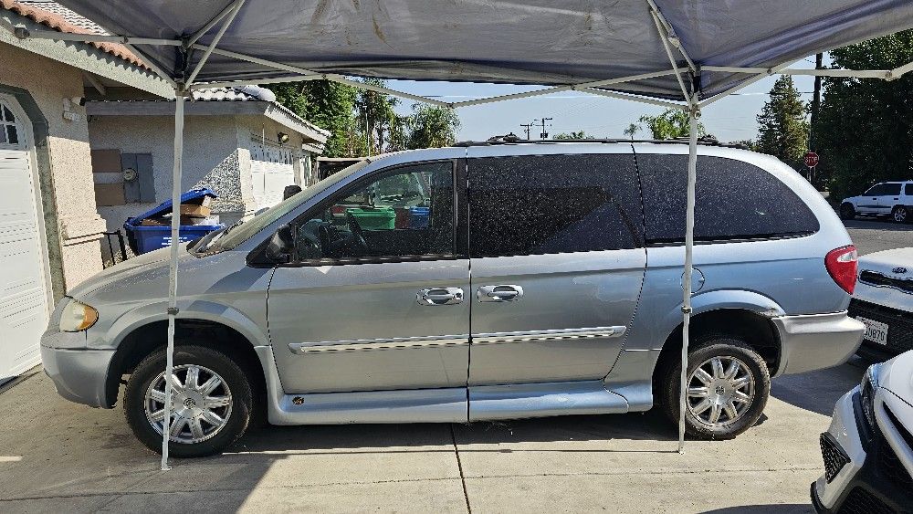 2005 Chrysler Town & Country