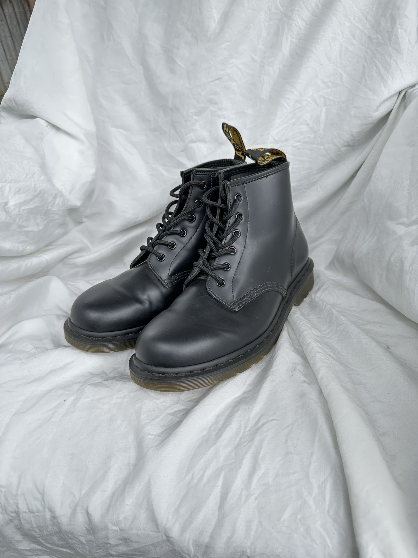 Dr Martens 101 Smooth Leather Ankle Boot- Size US Men’s 9 (UK 8) Monotone Black edition 