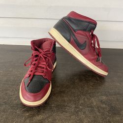 Nike Air Jordan 1 Retro Mid Black Red men 8.5 Athletic Sneakers Shoes 554724-601