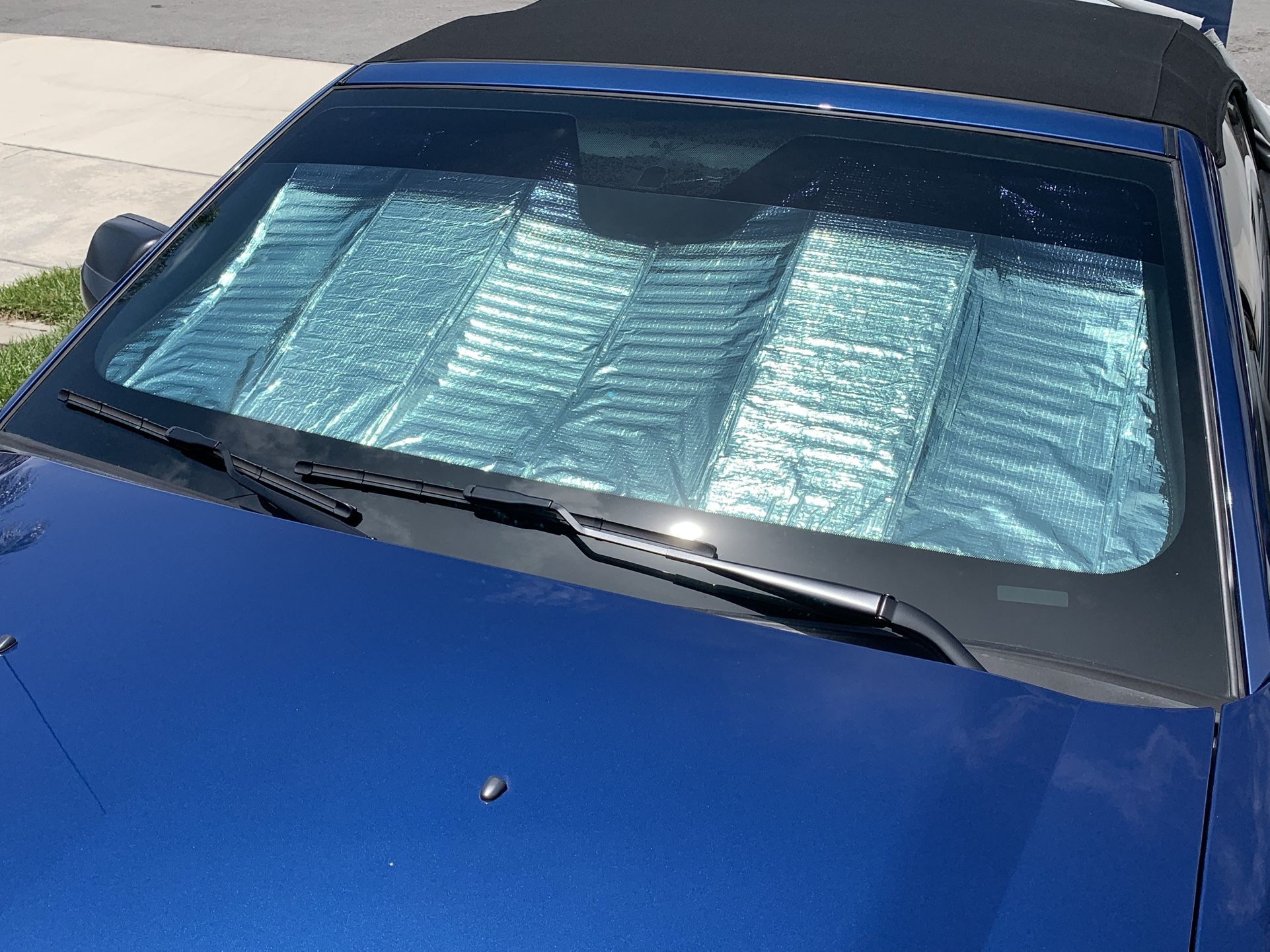 $11 π» Premium Auto Shade 06-14 Mustang