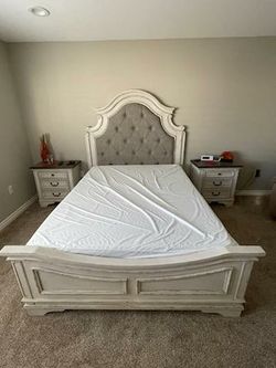 Realyn Vintage / Rustic Queen Bed Furnature