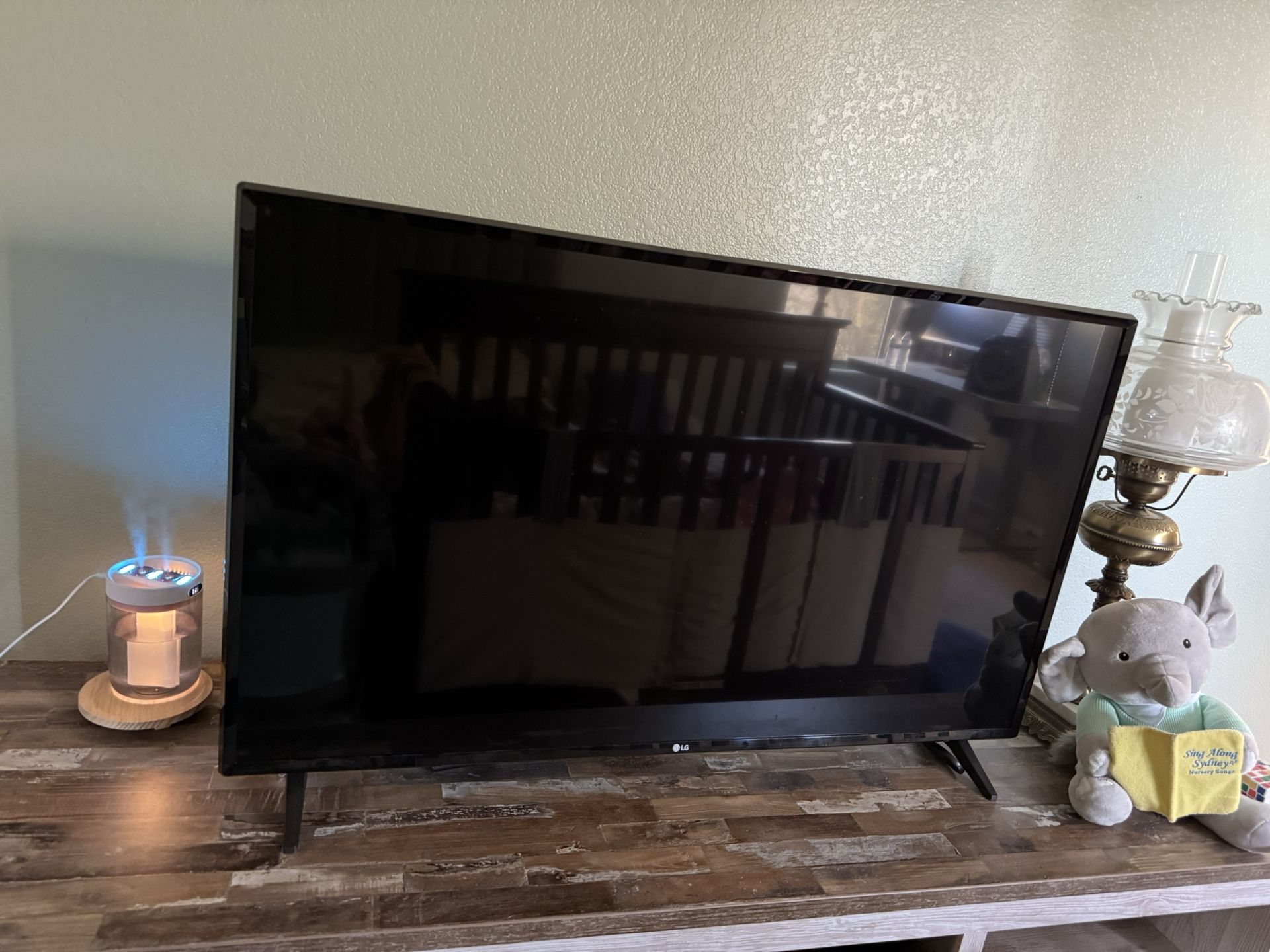 LG 43“ UHD Smart TV Like new，Barely used