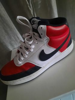 SHOES NIKE   SiZE 9  1/2   