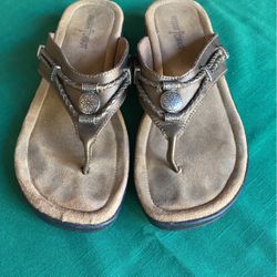 Minnetonka Pair of brown leather Sandals/flip-flops