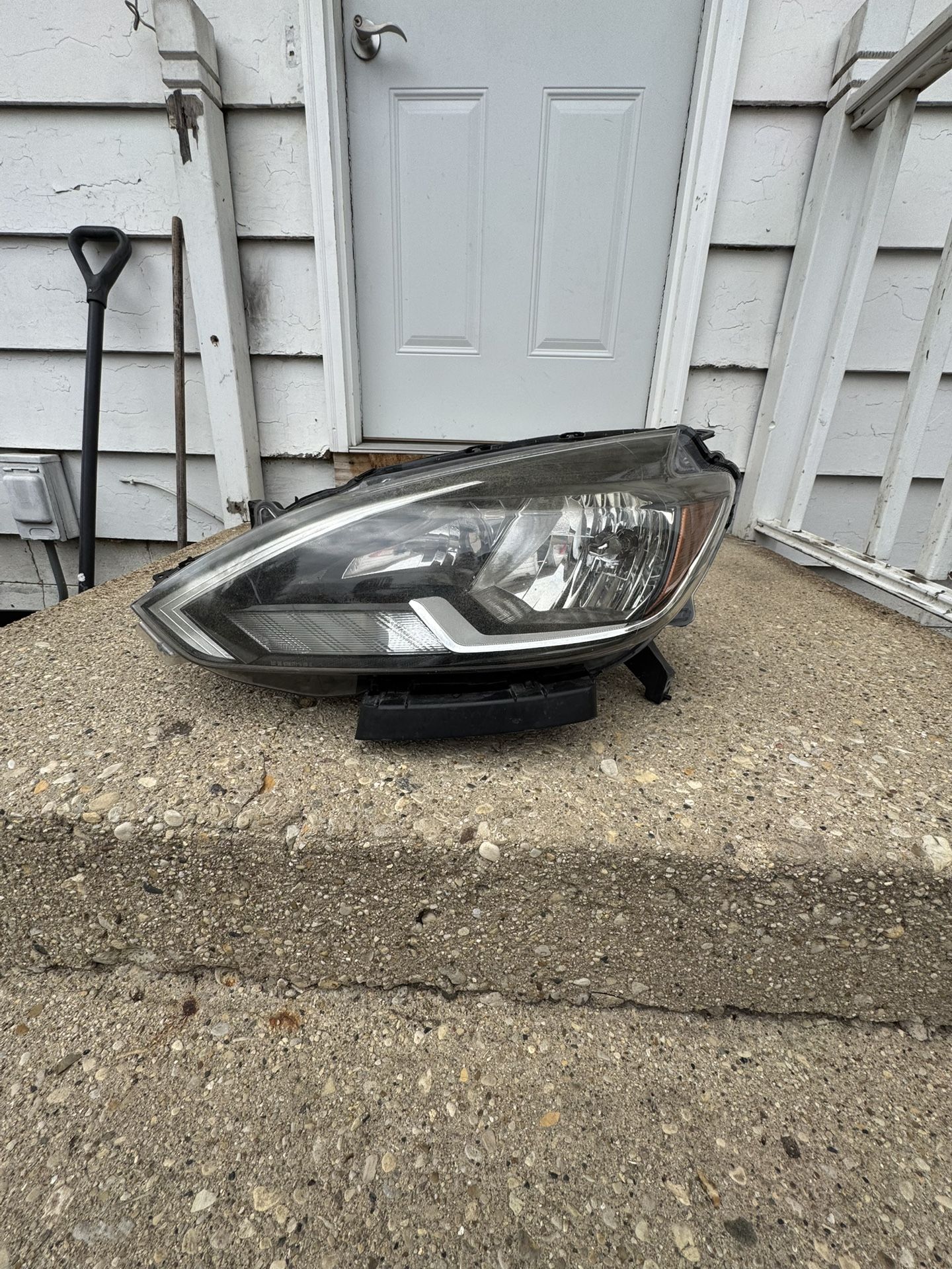 2016,2017,2018,2019 Nissan Sentra Driver Side Headlight