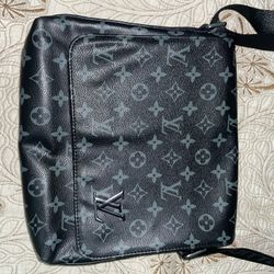 Louie Vuitton Messenger Bag in Black Men’s 