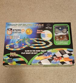 NEW IN BOX  Snap N' Glow Trax Light Speedway Set.