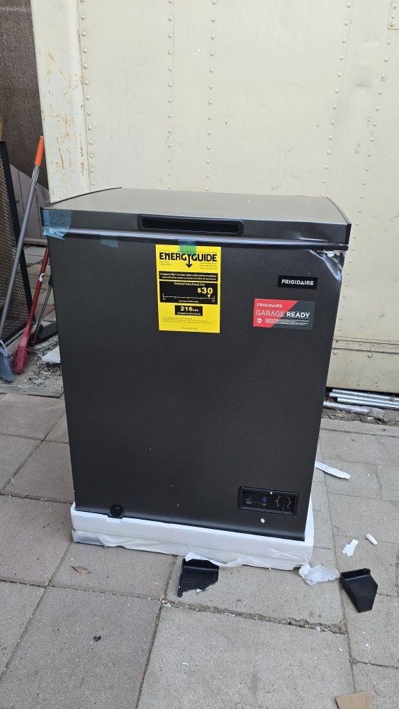 Fridigaire 5 Cu. Ft Manual Defrost Chest Freezer Garage Ready