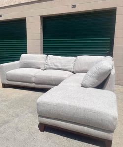 Living Spaces sectional couch 🛻 delivery available🛻