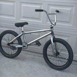 and everything works brand new They’re scratches on the bike and everything works brand new