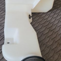Windshield Fluid Reservoir