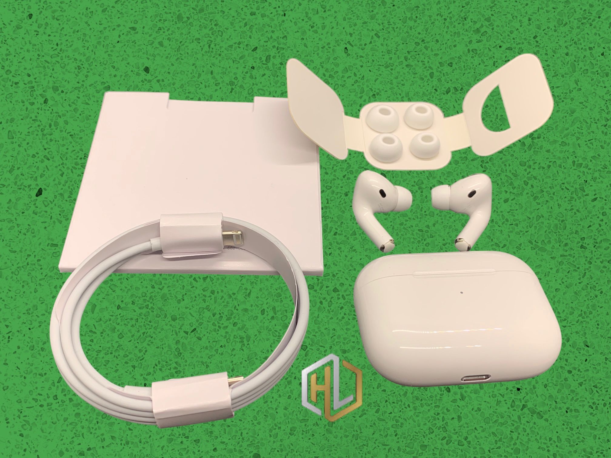 APPLE AIRPODS PRO WITH WIRELESS CHARGING CASE WHITE