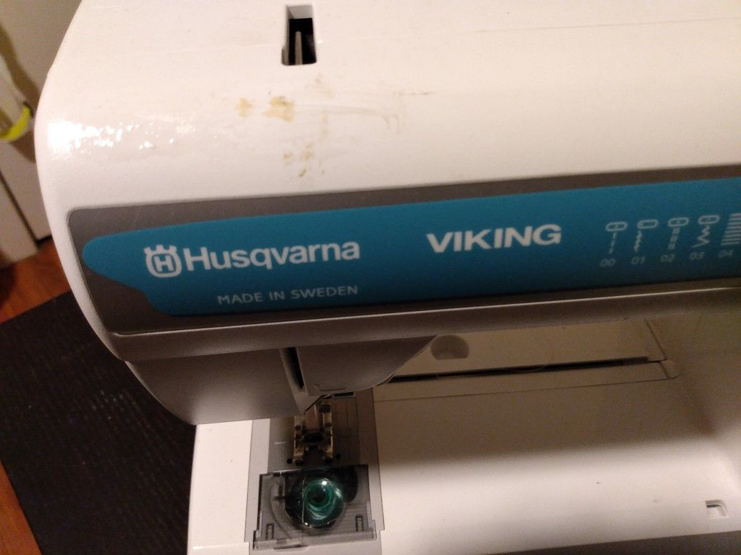 Husqvarna Viking Scandinavian 200 sewing machine for Sale in Lee's