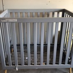 Baby crib grey