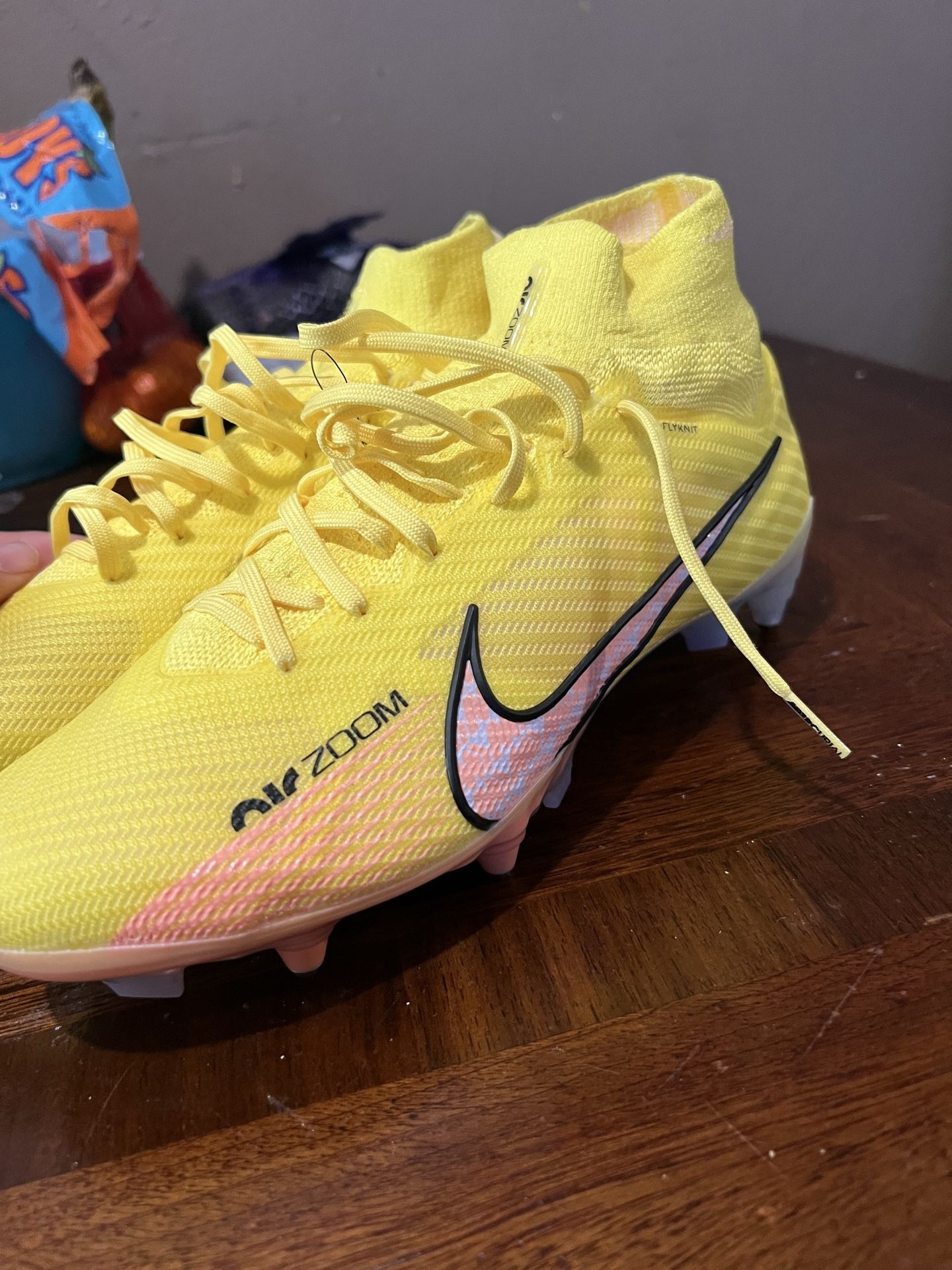 Soccer shoes