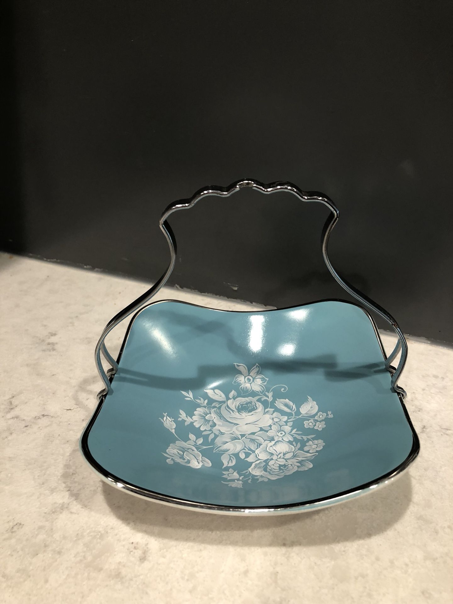 Midwinter Stylecraft Staffordshire England Fashion Shape candy dish. Has removable metal handle.