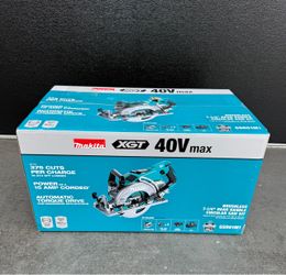 Makita XGT 40V Max brushless 7-1/4" rear handle circular saw kit (GSR01M1). Includes circular saw, XGT 4.0Ah battery, rapid charger, and bag. Box show