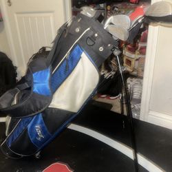 GOLF CLUBS SET COMES WITH CLUBS AND BAG