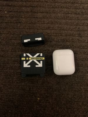 Photo AirPods first gen with off white case need gone ASAP