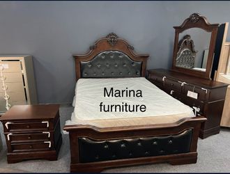 Traditional Wood Bedroom Set with Tufted Upholstery