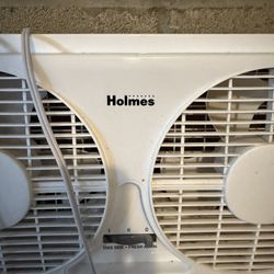 Top brand: 9” Window Fan, Reversible Airflow Blades, In/Out Exchange, 2 Speeds, Built-In Extender Panels, Ideal for Home, Bedroom or Office. Like new 