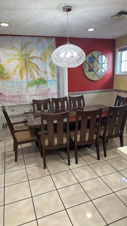 DINING TABLE WITH 8 CHAIRS IN GOOD CONDITIONS, THE CHAIRS NEEDS TO BE CLEAN!