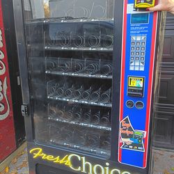 Snack vending machine
