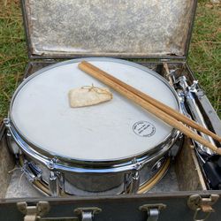 1970 Slingerland Snare Drum W/ Case & Stand. 14”x5” 8 Lug, all original including drum key. Sticks not included.  Pickup @ Kempsville library in Virgi