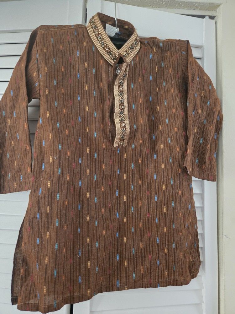 2 - 4 Year Old Cute Boy 2 Pieces brown and white kurta Shalwar. Pakistani Indian Bangladeshi
Comes from pet Free and Smoke free home.
Shirt: 20.5 i