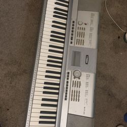 Yamaha Portable Grand DGX-205
