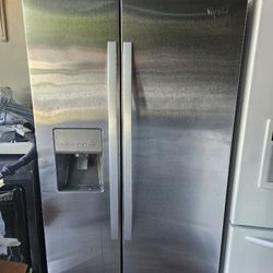 WHIRLPOOL STAINLESS STEEL REFRIGERATOR ITS DOESN'T MAKE ICE DELIVERY AVAILABLE FOR EXTRA FEE 