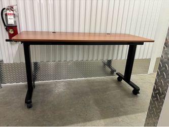 Hand crank, adjustable Desk