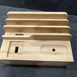 charging station dock with 5 USB cords