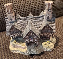 David Winter Cottage Collector Guild 2- Queen Elizabeth Slept Here