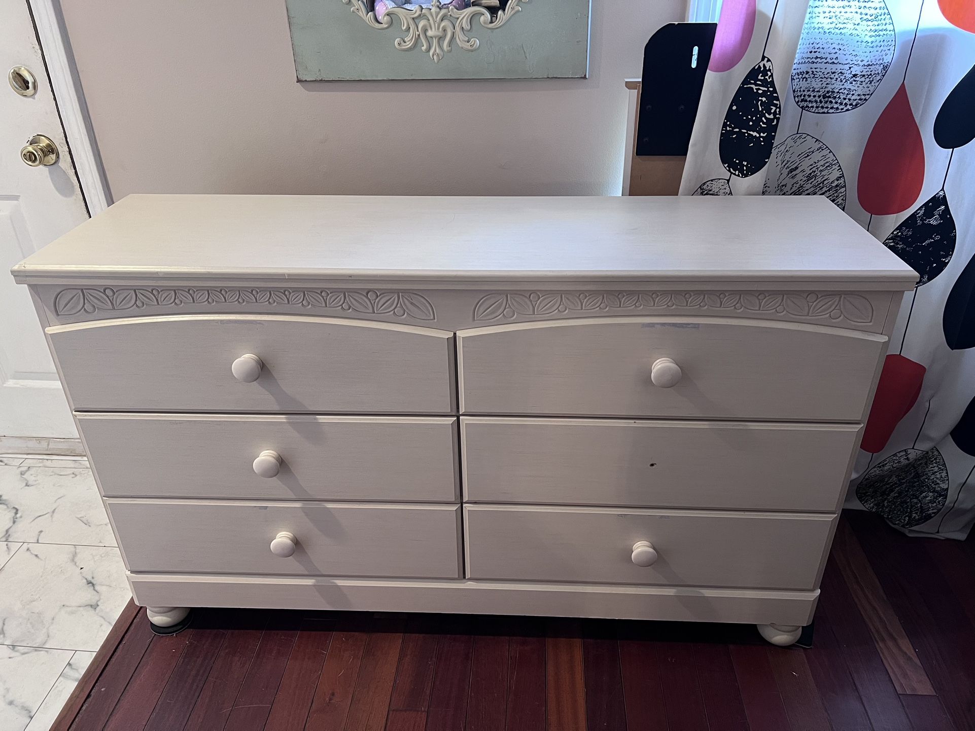 Dresser With Mirror