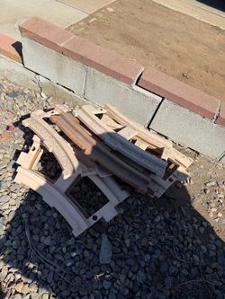 8 TRAIN TRACKS from Peg Perego's® Santa Fé Train Ride-On