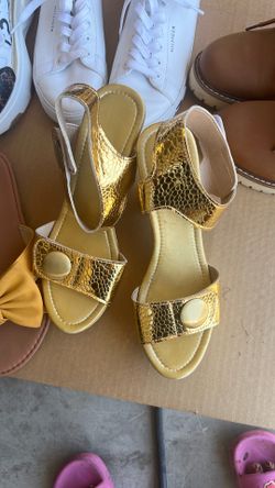 Many women shoes