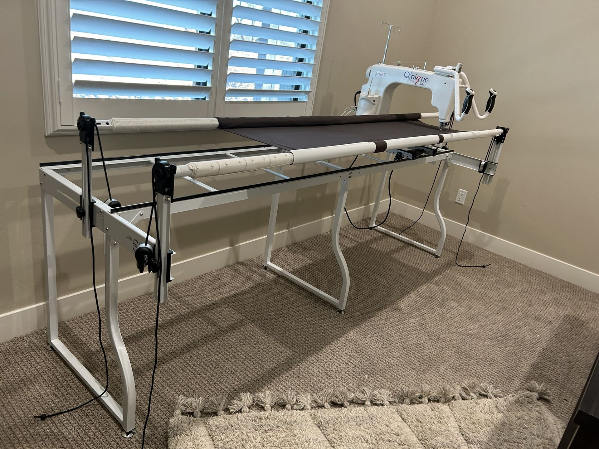 Q’nique 14+ Sewing Machine with Long Arm Stand