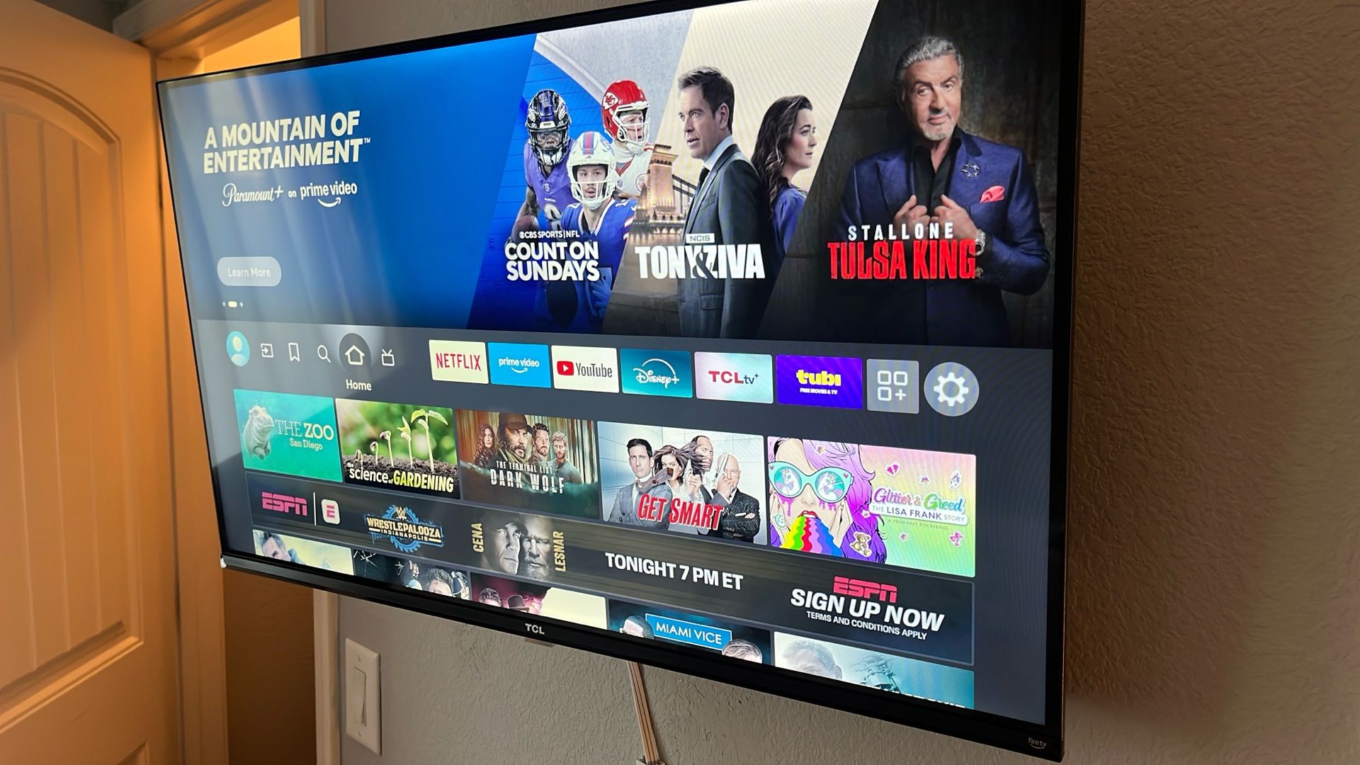 32” TCL Fire Tv - Like New W/ Wall Mount
