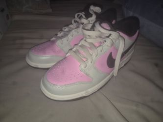 Nike dunk low pink rise new sz 6.5y 100$$ obo